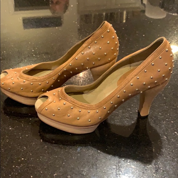 Calleen Cordero tan leather heels with silver stud - Picture 3 of 6